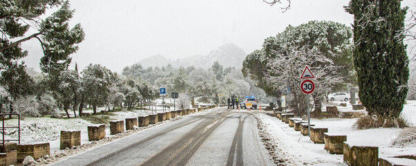 Route coupée par la neige.