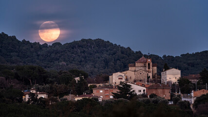 Luna de Lobo sobre Sant Pere de Bigues