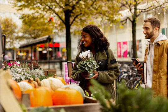 Young couple buying flowers