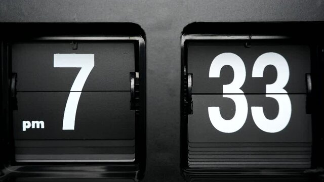 Close-up Time lapse Flip clock Startime 07.00 pm, Time lapse 45minutes.