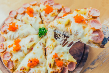 Obraz na płótnie Canvas Hawaiian Pizza on wooden plate 