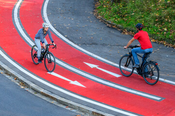 Radfahrer im Gegenverkehr auf einer eigenen Spur 