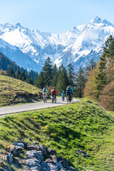 Radtour vor hochlapiner Landschaft im frühlingshaften Allgäu bei Oberstdorf