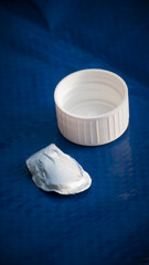 Tapón de rosca de plástico blanco y precinto de papel aluminio