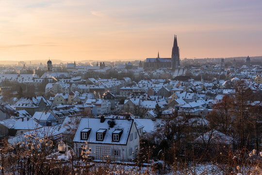 Sonnenaufgang mit Blick auf Regensburg im Winter bei Schnee
