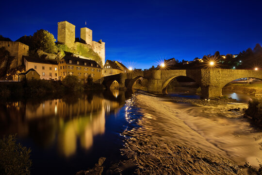 Burg Runkel mit spiegelung im Fluss Lahn zur blauen Stunde