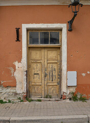 Fototapeta na wymiar Brown wooden door