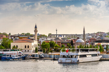 Obraz premium Suleyman Subasi Mosque and Unkapani view from Halic in Istanbul