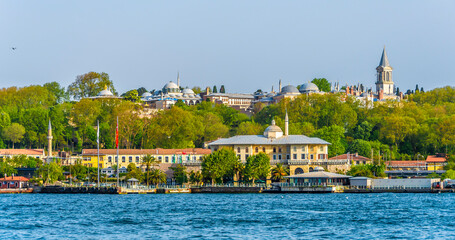 Naklejka premium Sepetciler Kasri and Topkapi Palace view from Halic in Istanbul