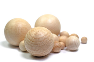 Kugeln aus Holz vor weißem Hintergrund