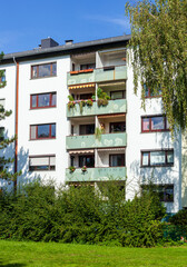 Fototapeta na wymiar Modernes Wohnhaus, Wohngebäude. Deutschland, Europa