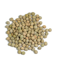 Getrocknete Erbsen vor weißem Hintergrund