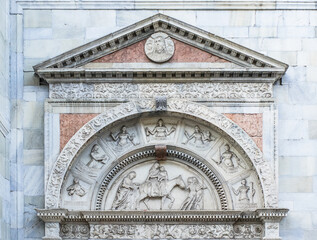 Obraz premium Architectural decorative elements dating back to the Middle Ages on the facade of the Cathedral of Santa Maria Assunta.Como, Lombardy, Italy
