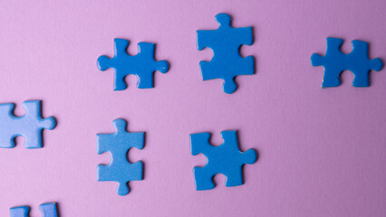 Fototapeta premium blue puzzle pieces on colored background