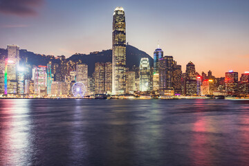 Obraz premium View of Hong Kong harbour at sunset time.