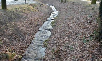 flooded stream led to a narrow riverbed where the water drains quickly, the bends must be laid out...