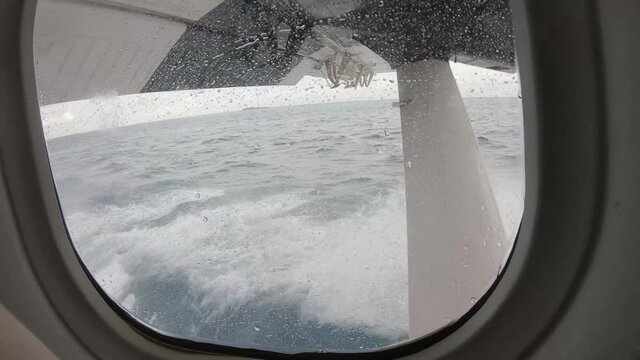 mit einem Wasserflugzeug vom Meer aus in die Luft starten