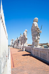 Obraz premium Monuments of the Saints on a roof of Basilica st. Peter 