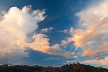 Obraz premium Al fondo El Yelmo, La Pedriza, Parque Regional Cuenca Alta del Manzanares, Madrid