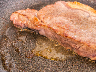 調理中のステーキ