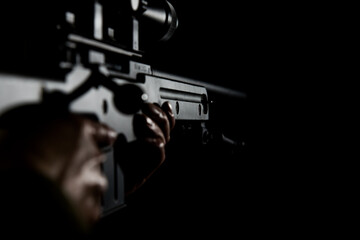 狙撃銃を構える人物
