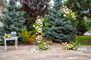 Fototapeta premium an arch of live flowers for an outdoor wedding ceremony. making the holidays
