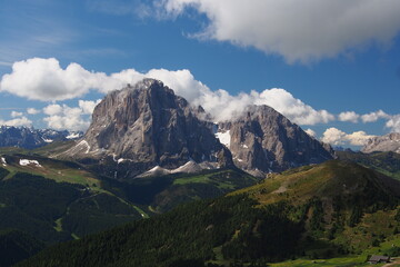 Naklejka na ściany i meble Subalpine Region mit blühenden Matten in den Dolomiten, Seiser Alm, Südtirol, Italien