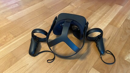 Virtual Reality Headset with Controllers - 410150874