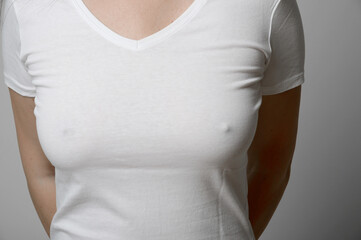 frau weisses shirt wettshit wet nippel busen brust burstwarzen