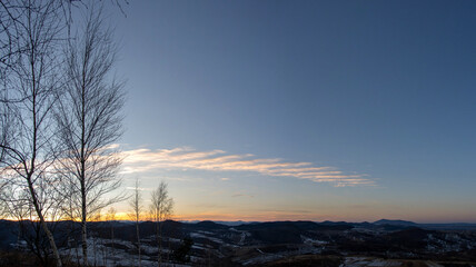 Obraz premium Clouds at sunset in winter in the mountains