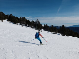 Fototapeta na wymiar skieurs de randonnée en hors piste dans la neige car station de ski fermée crise du covid