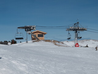 station de ski fermée à cause de la pandémie covid avec de la neige