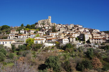 Obraz premium Village médiéval de Eus dans les Pyrénées orientales catalane en sud de France