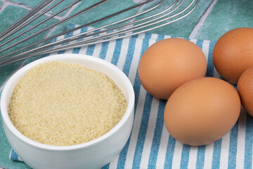 oeufs frais et sucre sur une table