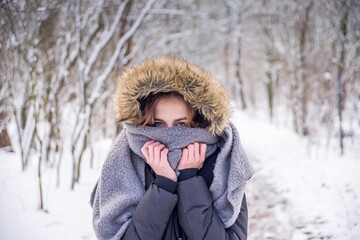 Mädchen friert im Winterwald