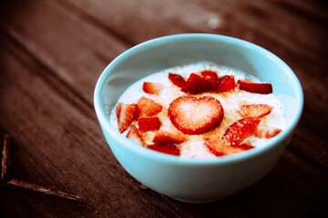 cuenco lleno de fresas partidas en trozos con azucar moreno por encima