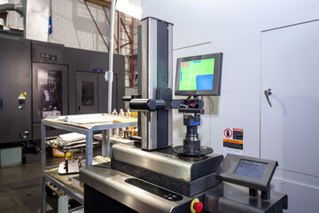 Laser device for setting up tools outside the machine with a TFT monitor . Metalworking shop