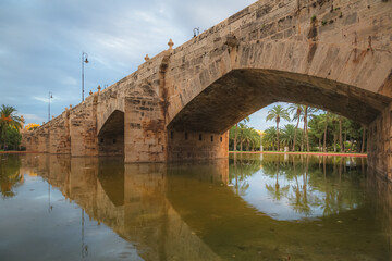 Obraz premium After a severe flood the turia river was diverted and reclaimed as large sport and recreational green space around the city of Velencia, Spain
