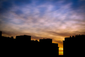 Obraz premium The silhouette of the cityscape at sunset
