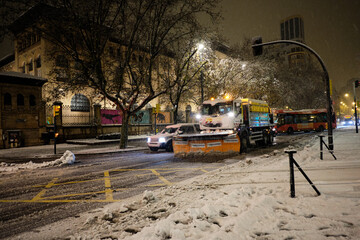 Obraz premium Street of a city at night on a snowy day.