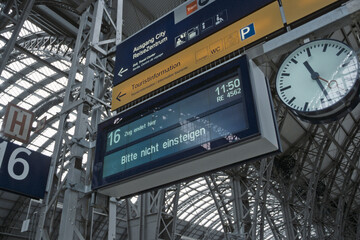 Anzeigetafel im Hauptbahnhof Frankfurt-Main