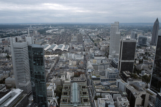 Blick vom Hochhaus Main-Tower ueber die Stadt Frankfurt am Main