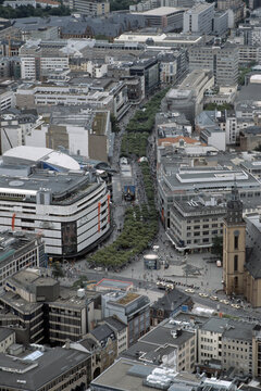 Blick vom Hochhaus Main-Tower in Frankfurt am Main ueber die Hau