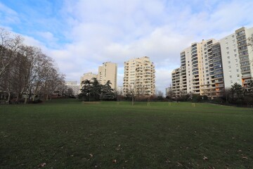 Obraz premium Grand immeuble d'habitation des années 1960 et 1970 dans le quartier du Tonkin, ville de Villeurbanne, département du Rhône, France