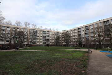 Fototapeta na wymiar Grand immeuble d'habitation des années 1960 et 1970 dans le quartier du Tonkin, ville de Villeurbanne, département du Rhône, France