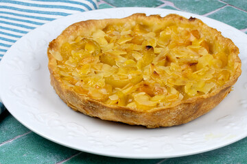 tarte aux abricots et amandes dans une assiette