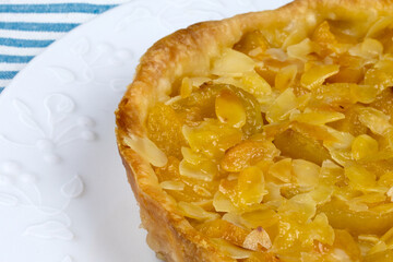 tarte aux abricots et amandes dans une assiette