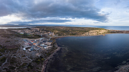 Leucate, le village la plage et la zone d'activité (vue du ciel)