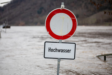 Gesperrte Straße wegen Hochwasser