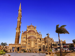 Obraz premium Sharm El Sheikh, Egypt - January 17, 2020: City square in Sharm El Sheikh in front of the Al Sahaba Mosque. Beautiful cityscape of the old town of the Egyptian resort